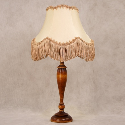 Ретро-лампа со светлым абажуром и бахромой