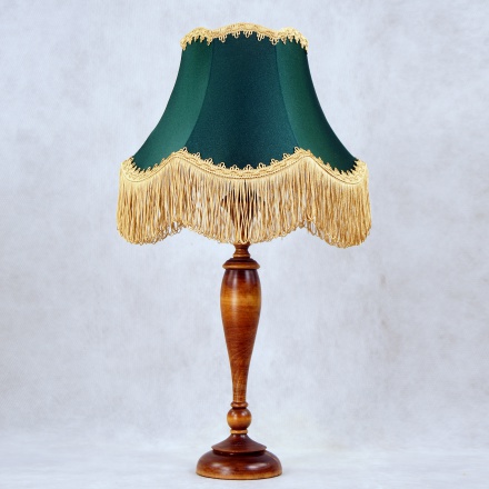Деревянная ретро-лампа с абажуром и бахромой