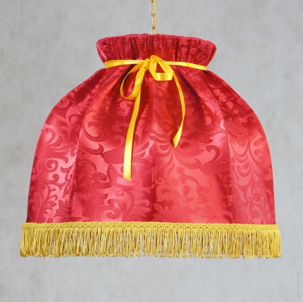 Подвесной бордовый абажур из ткани с бахромой