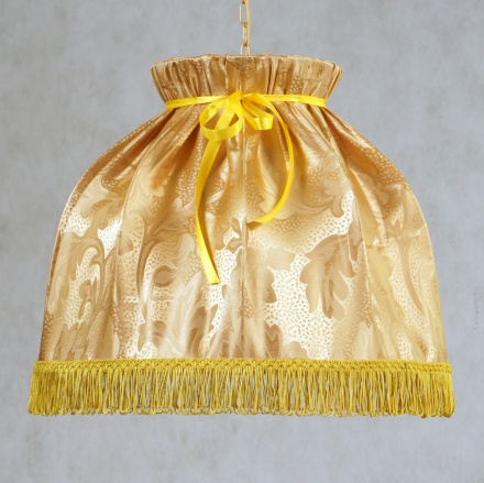 Подвесной золотистый абажур из ткани с бахромой
