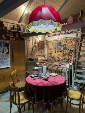 Бордовый ретро-абажур над столом в тематической комнате 50-60-х годов