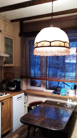 Ретро-абажур весит над столом в кухне