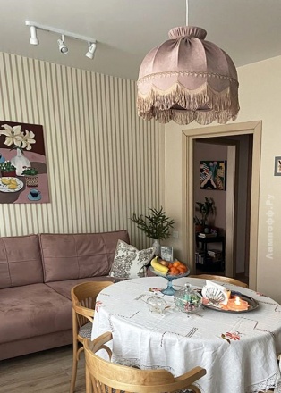 Ретро-абажур с бахромой над столом в квартире