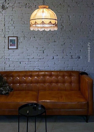 Ретро-абажур с бахромой над диваном