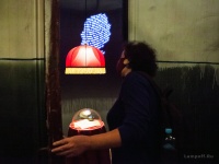 Бордовый ретро-абажур освещает экспонат в музее