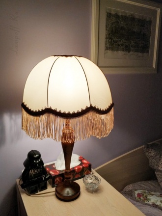 Ретро-лампа с бахромой на прикроватной тумбочке