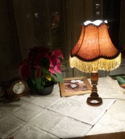 Ретро-лампа из дерева с абажуром и бахромой