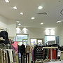 Точечные светильники в магазине одежда