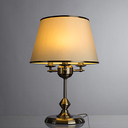 Настольная лампа на 3 лампы с бежевым абажуром