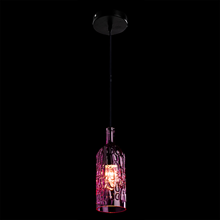 Подвесной светильник в виде бутылки фиолетового цвета