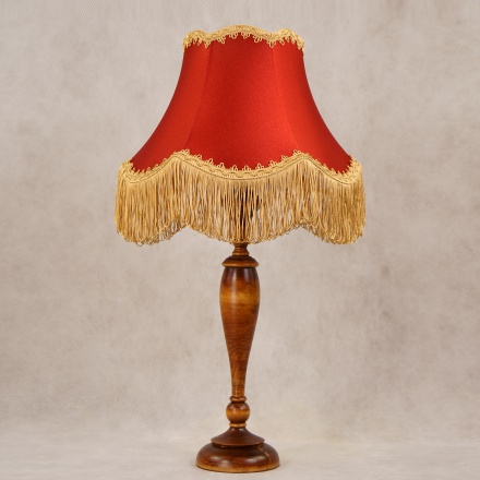Настольная лампа с бордовым абажуром и бахромой