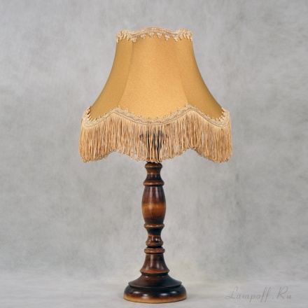 Прикроватная лампа с абажуром и бахромой