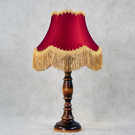 Прикроватная лампа с бордовым абажуром и бахромой