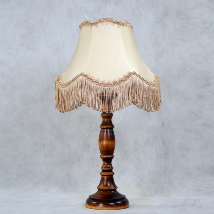Деревянная лампа с абажуром и бахромой