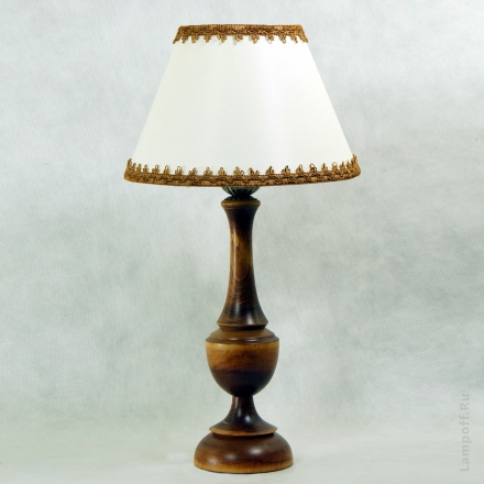 Лампа из дерева с белым абажуром
