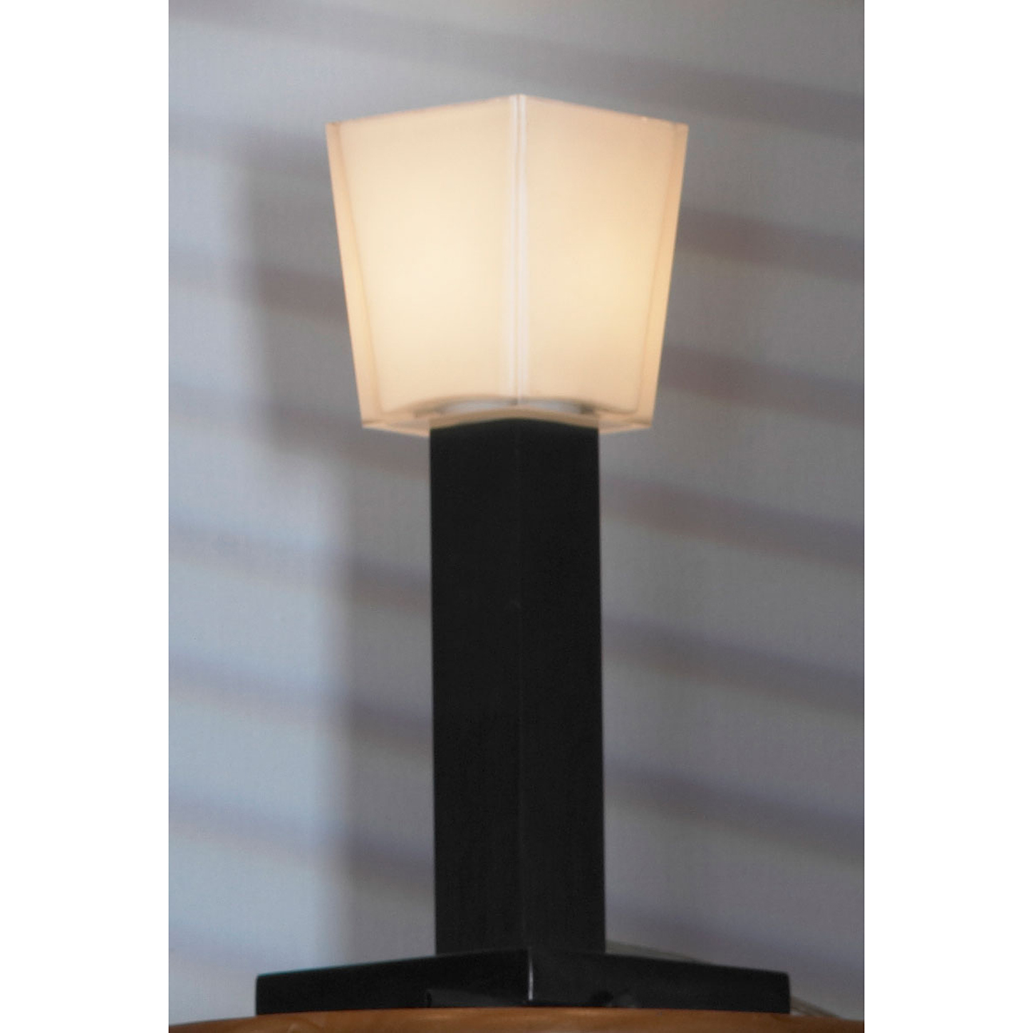 Настольная лампа (цвет хром, черный, белый)