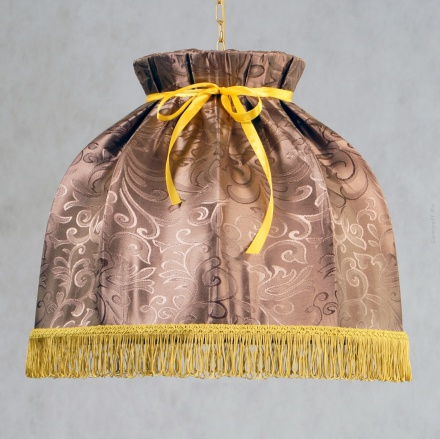 Подвесной коричневый абажур из ткани с бахромой