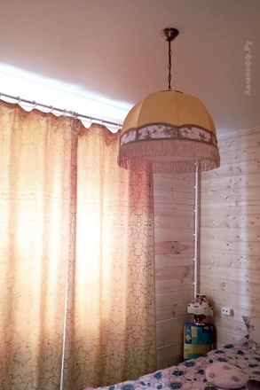 Желтый ретро-абажур в спальне на даче