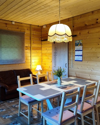Бежевый ретро-абажур над столом в деревянном доме