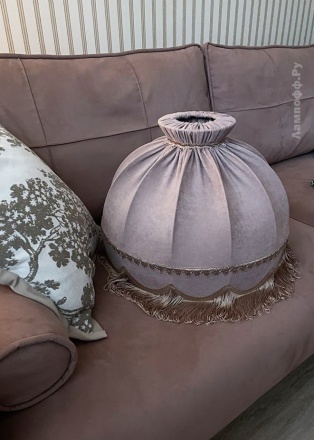 Ретро-абажур с бахромой на диване (пепельный розовый)