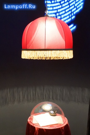 Бордовый ретро-абажур - инсталляция в музее