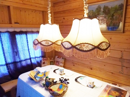 Два бежевых ретро-абажура над столом в деревянном доме