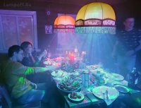 Абажуры над столом и светодиодные диско-лампы