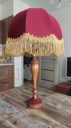 Бордовая деревянная лампа с бахромой