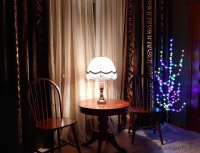 Лампа с ретро-абажуром на столике