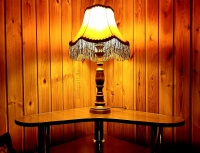 Ретро-лампа на столике углового дивана (включена)