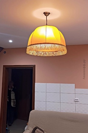 Оранжевый абажур с бахромой для комнаты