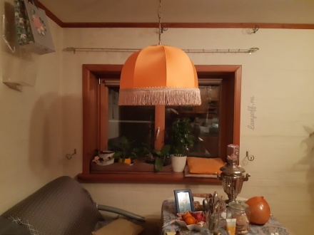 Оранжевый абажур с бахромой над столом (выкл.)
