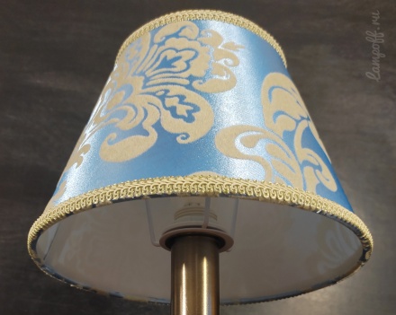 Лампа RC098-TL-01-R украшает голубой абажур