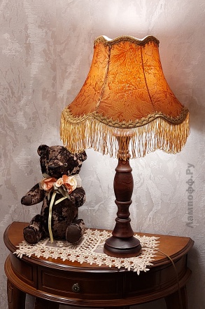 Терракотовая ретро-лампа с деревянной ножкой в прихожей