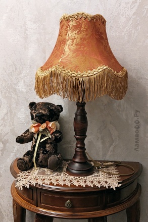 Терракотовая ретро-лампа с деревянной ножкой на столике