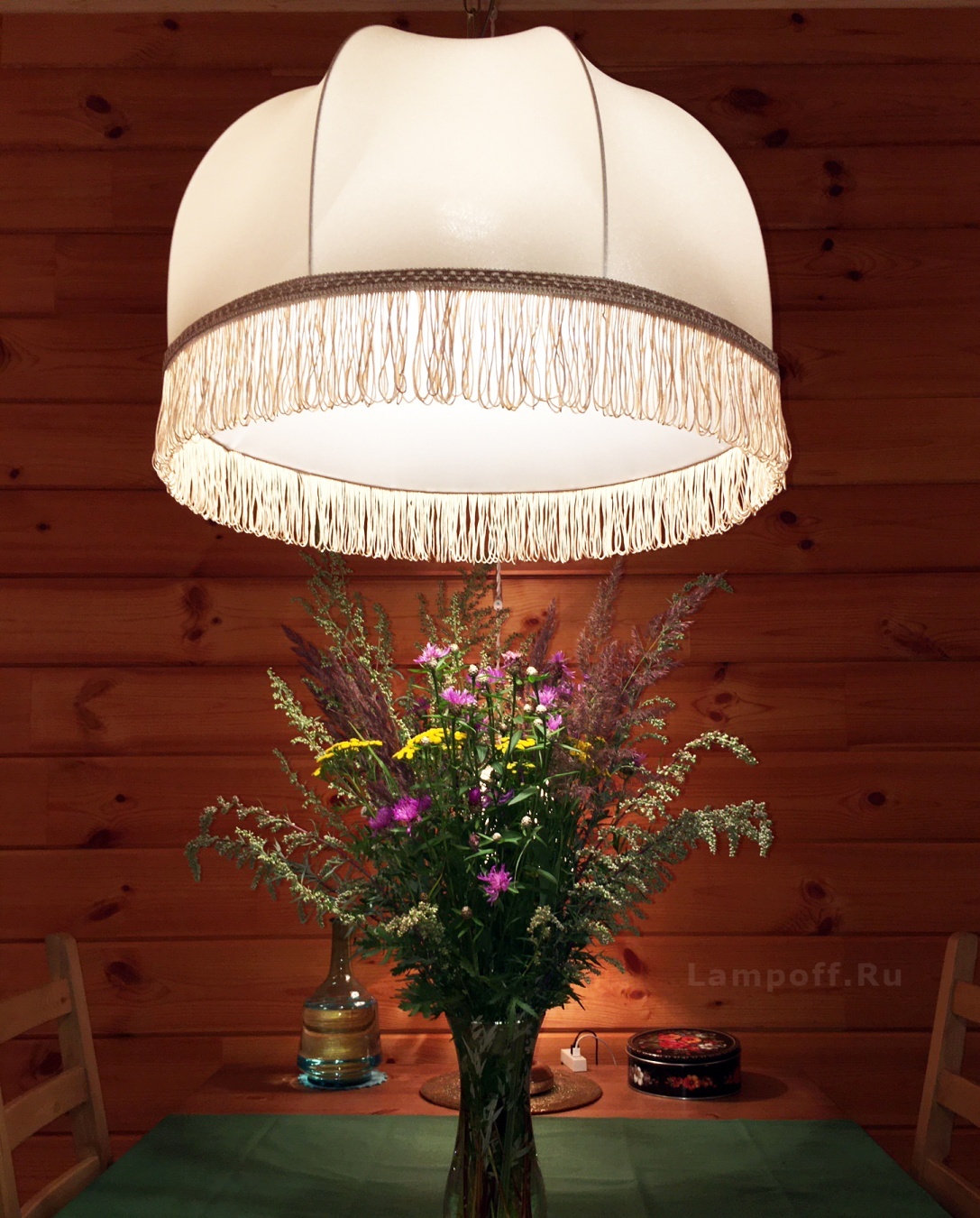 Светло-бежевый абажур над столом с цветами