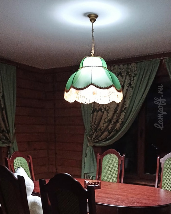 Зеленый абажур в зеленой комнате